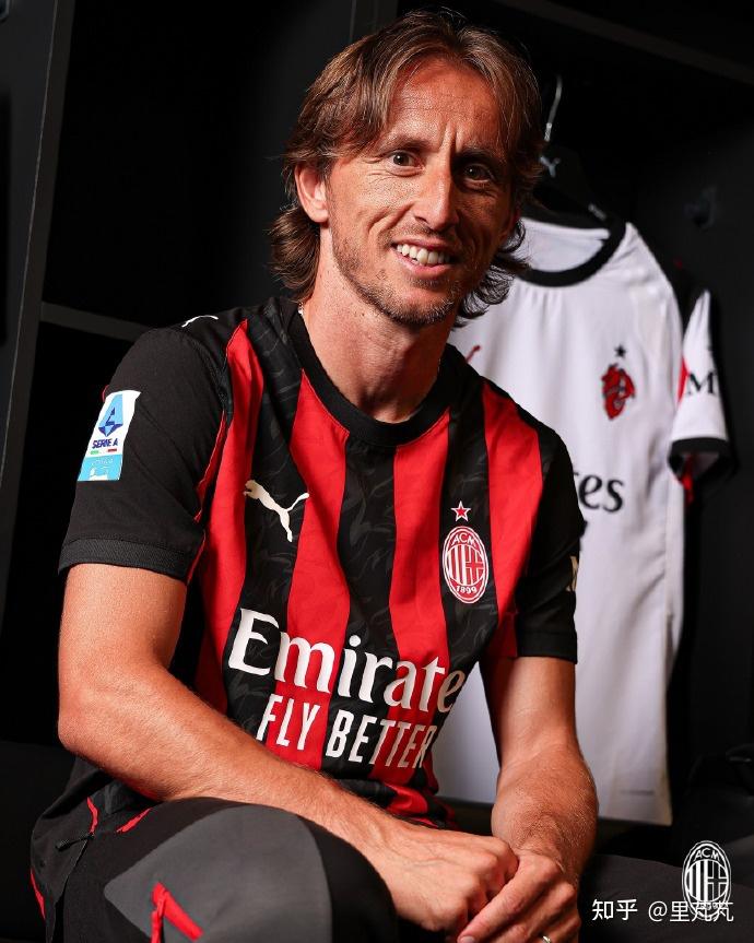 Shams：雄鹿球星字母哥因右小腿拉伤将缺席2-4周