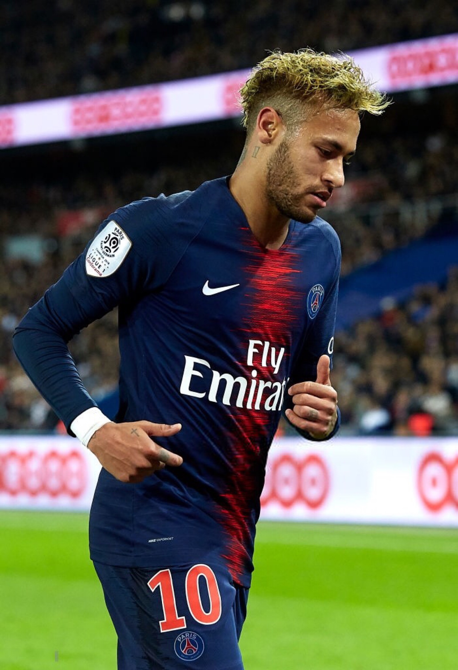 足球国足后防双塔表现稳固