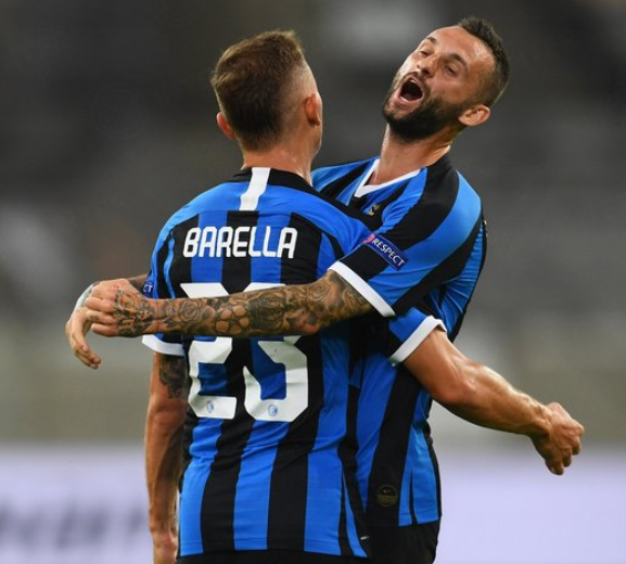 阿根廷国家队抵达安哥拉，大批球迷等候并高呼梅西名字