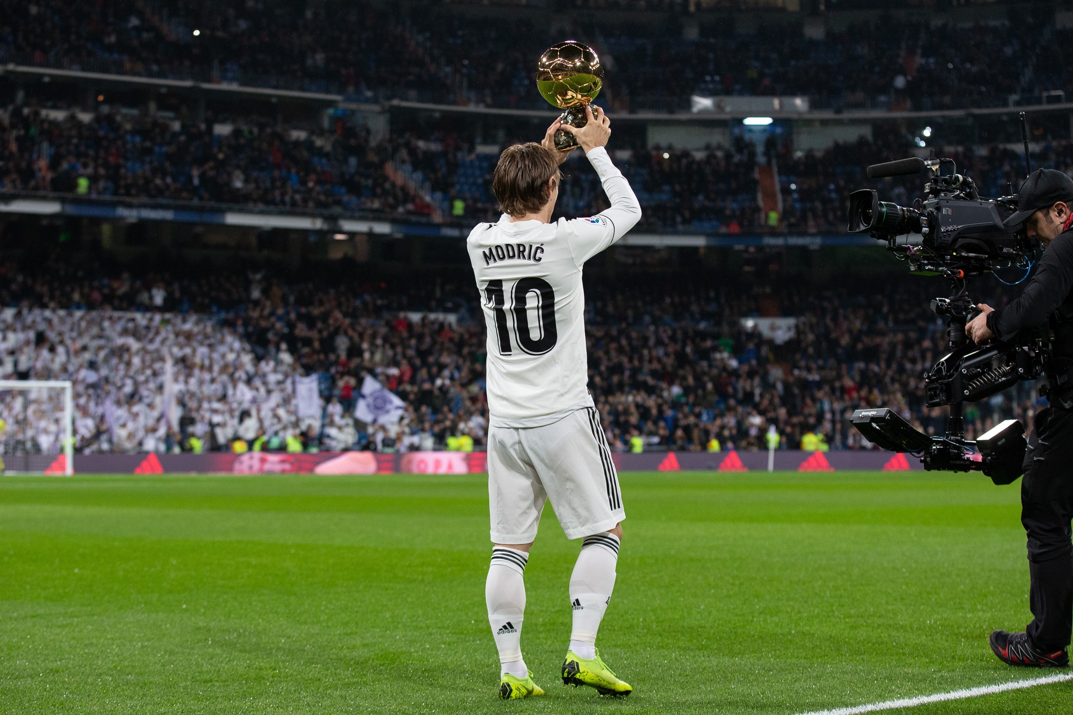 2-1！95分钟绝杀 英超13.1亿豪门18场不败终结 5.5亿战舰10轮9胜