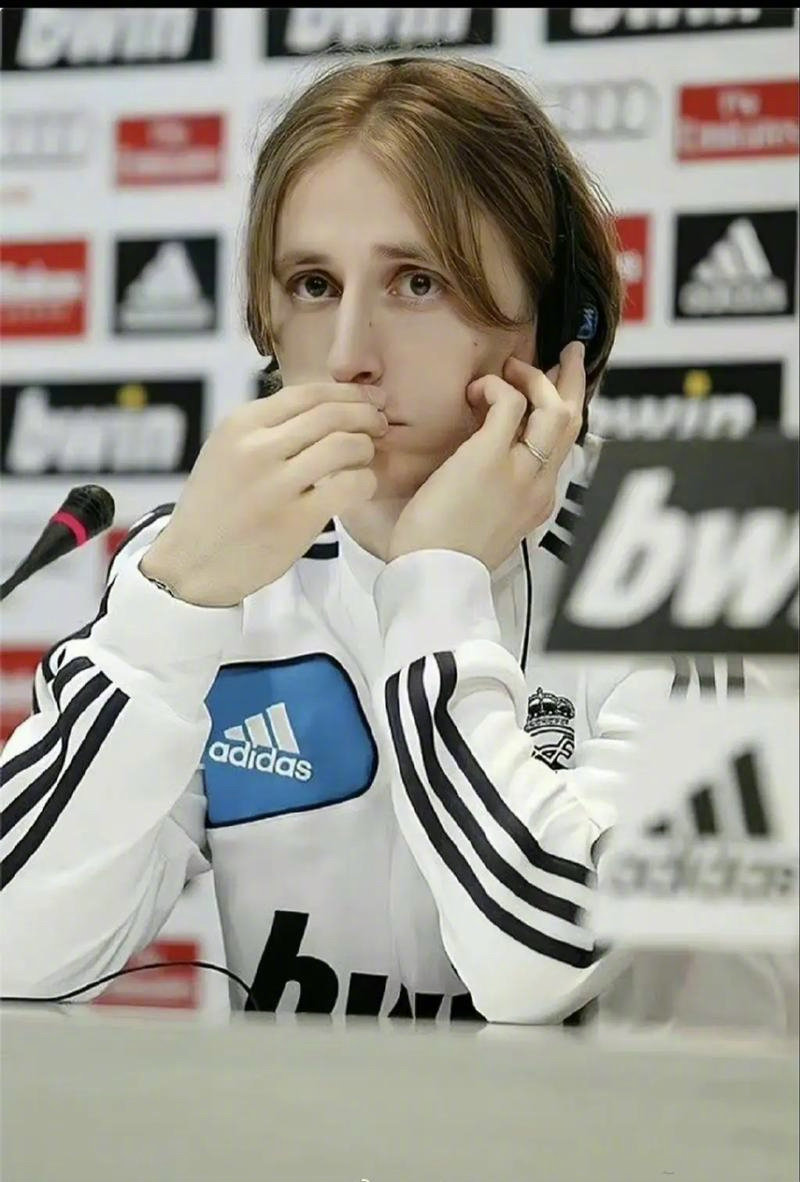 图片报：狼堡想挖多特体育总监凯尔，后者与多特合同到2027年